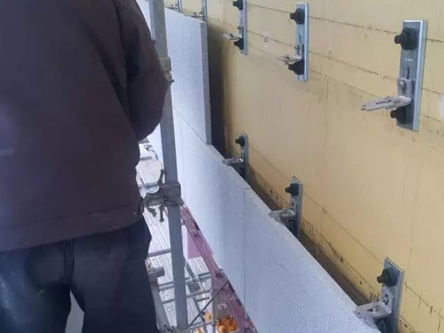 外國人這技術(shù)真牛逼，膽敢把干掛石材直接固定在外保溫板上！